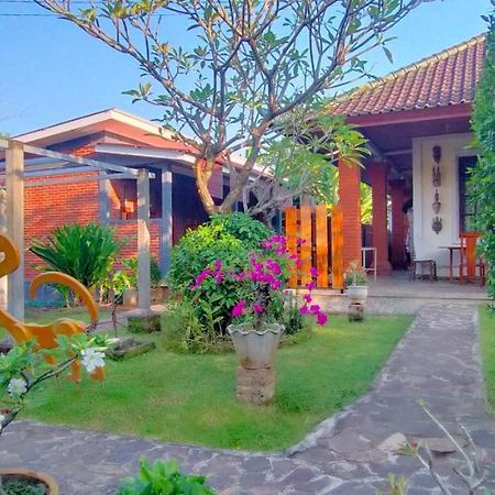 Tunjung Guest House Lovina Beach Pabean Buleleng エクステリア 写真