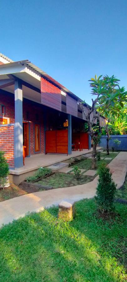 Tunjung Guest House Lovina Beach Pabean Buleleng エクステリア 写真