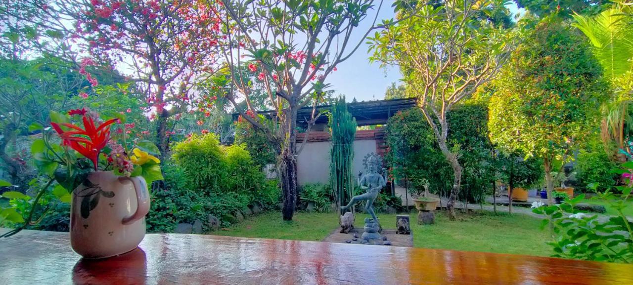 Tunjung Guest House Lovina Beach Pabean Buleleng エクステリア 写真